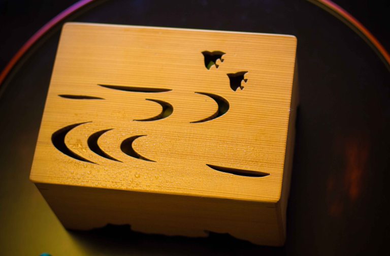 Hassun course sets the seasonal theme. Every component has a connection to nature, so the box is sprayed with water to make it look natural.