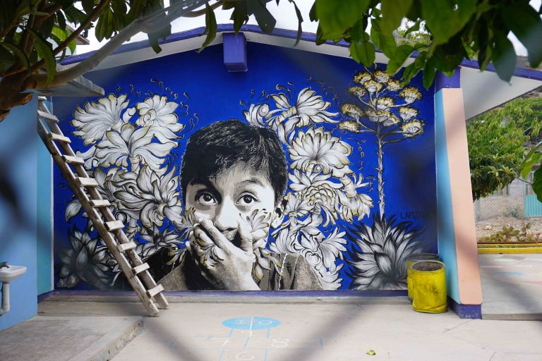 Lapiztola Oaxaca street art blue